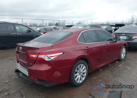 2018 Toyota Camry Le z USA, uszkodzony, nr VIN 4T1B11HK1JU571875